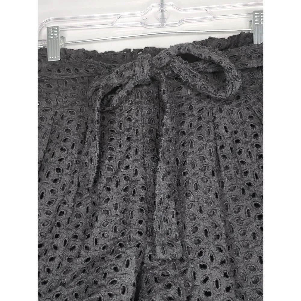 Womans Black Eyelet‎ Shorts  Size Small Pull on front tie fully Lined Pockets